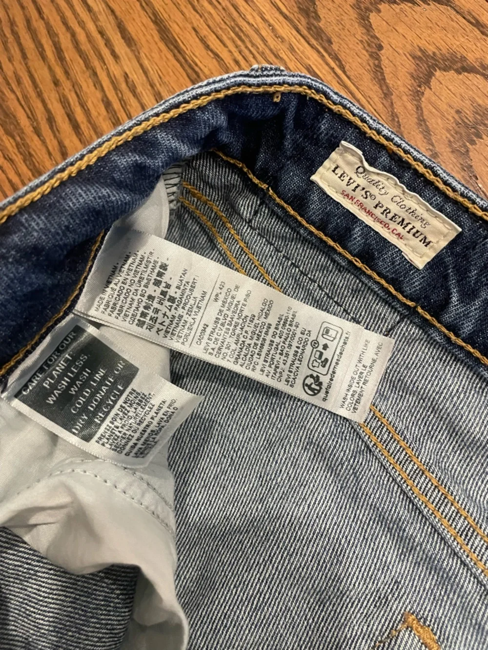 Levi's Women's Low Loose Jeans - Medium wash 25x32 - Picture 3 of 9